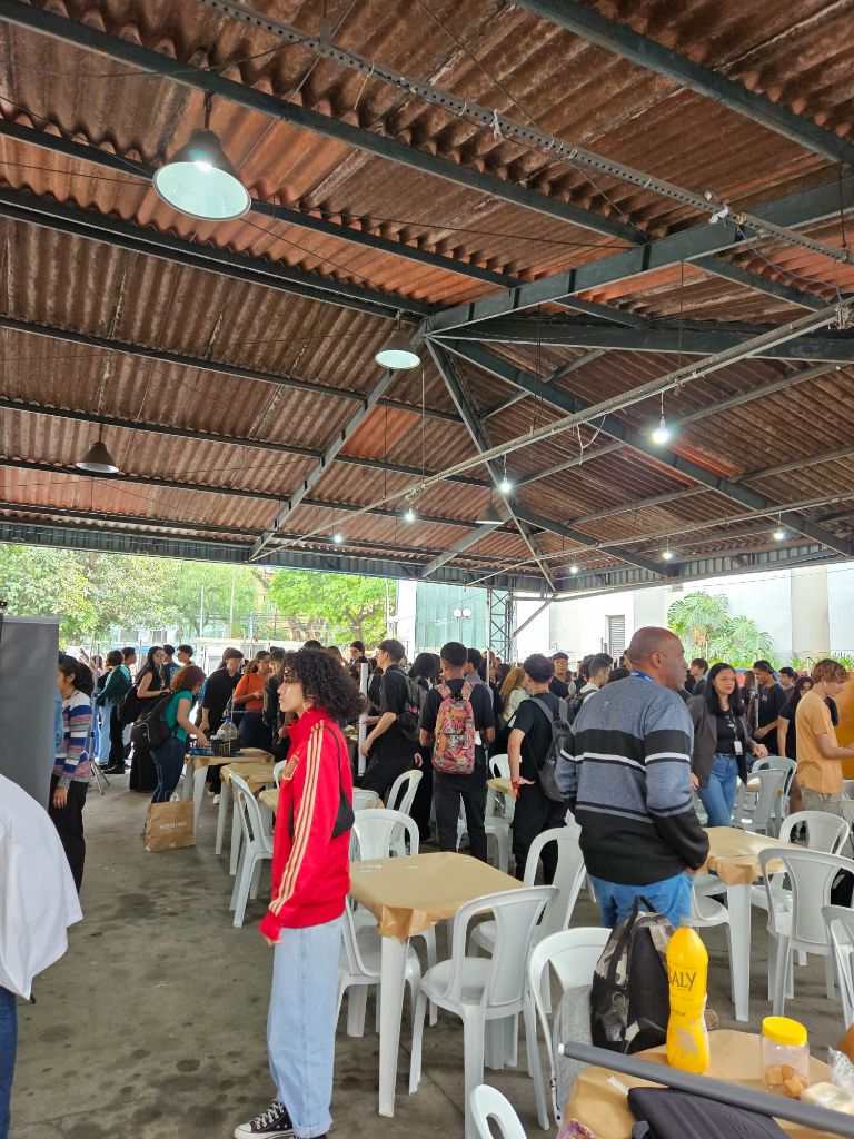 Estudantes e visitantes reunidos na área coberta durante a I Feira de Ciências da UNIFESP, em 2024