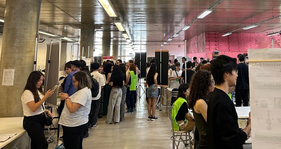 Corredor movimentado com estudantes durante a II edição, em 2025